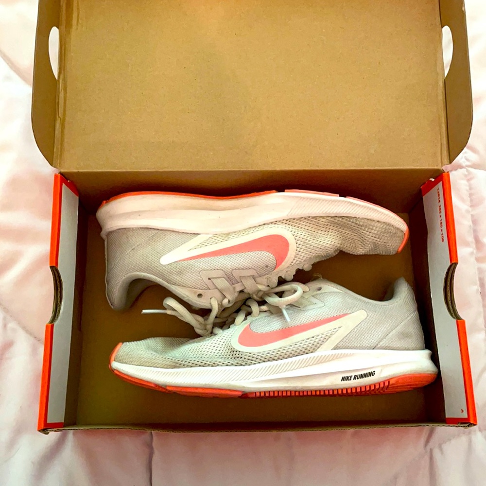 nike running shoes in women